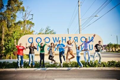 一群竞技宝app下载大学西棕榈滩分会的校友摆姿势拍照